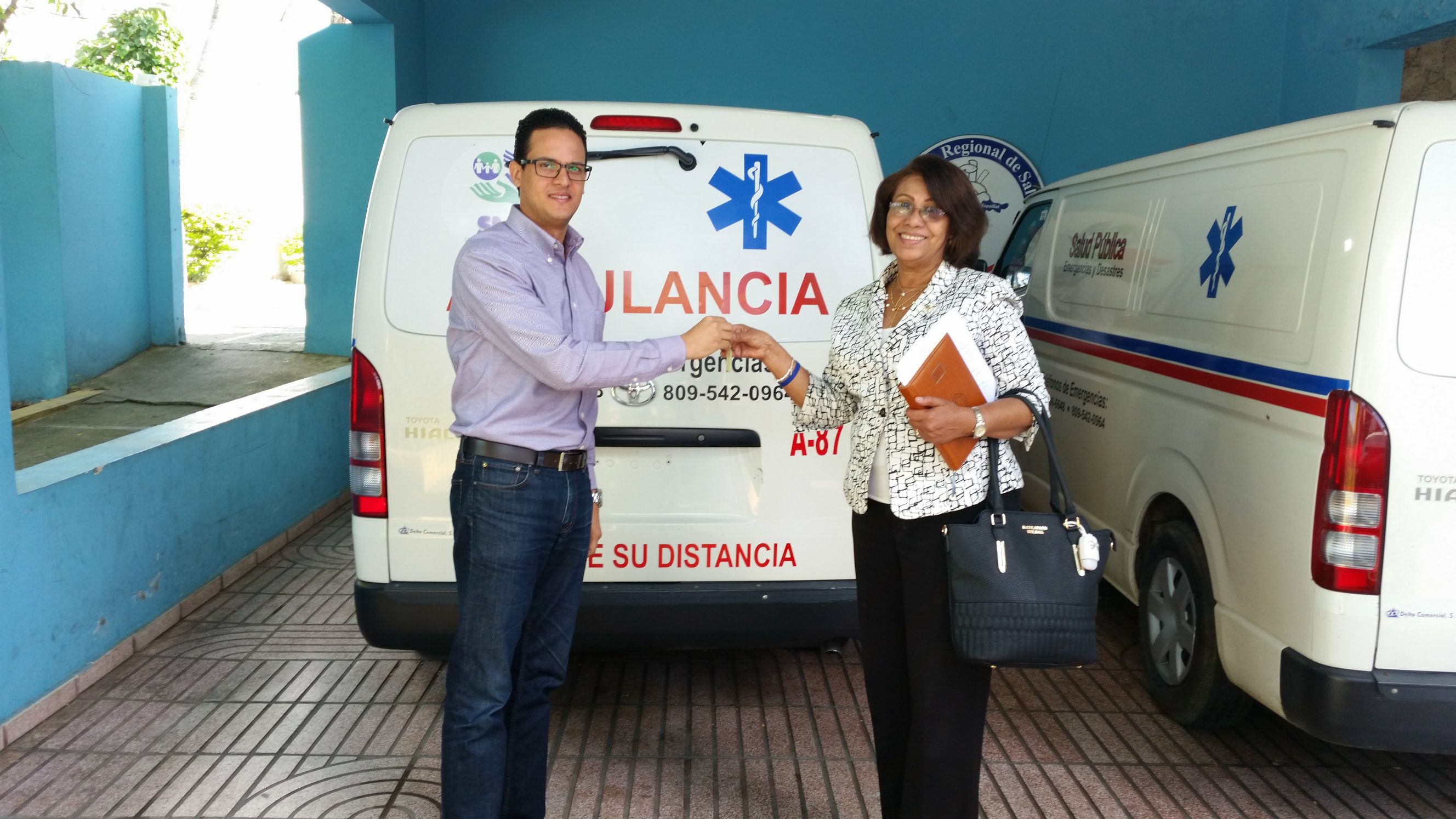 En este momento estás viendo Entrega de Ambulancias al Dr. José Jerez Para el  Comité Coordinador de Respuestas a Urgencias y Emergencias (CRUE)