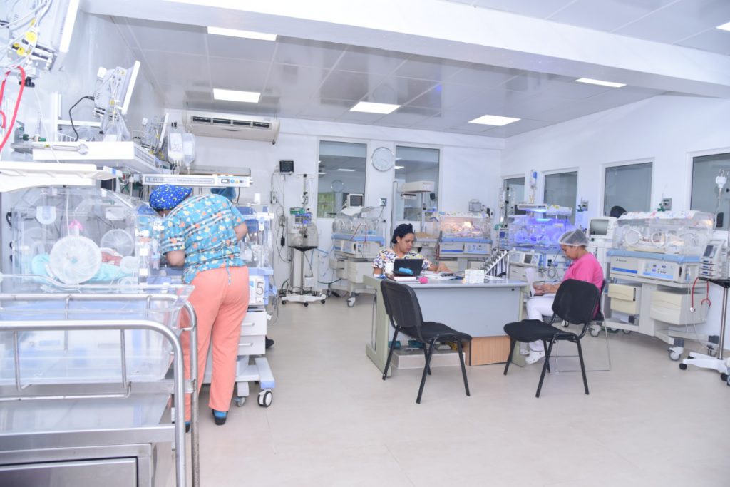 En este momento estás viendo Hospital Estrella Ureña inaugura Unidad Neonatal más moderna de Santiago