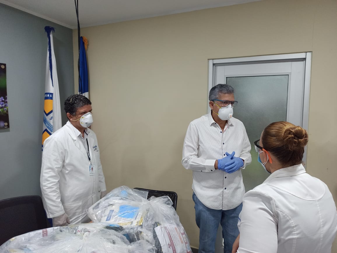 En este momento estás viendo Médico dona Equipos de Protección Pesonal a hospital Cabral y Báez