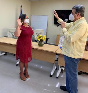 Lee más sobre el artículo Lora Perelló director regional de salud Norcentral juramenta nueva directora en hospital Arturo Grullón