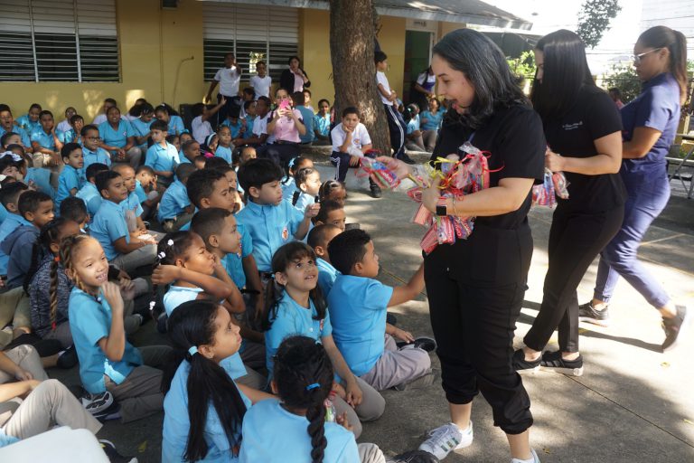 Lee más sobre el artículo Programa odontológico SNS entrega 700 niños libres de caries en Santiago