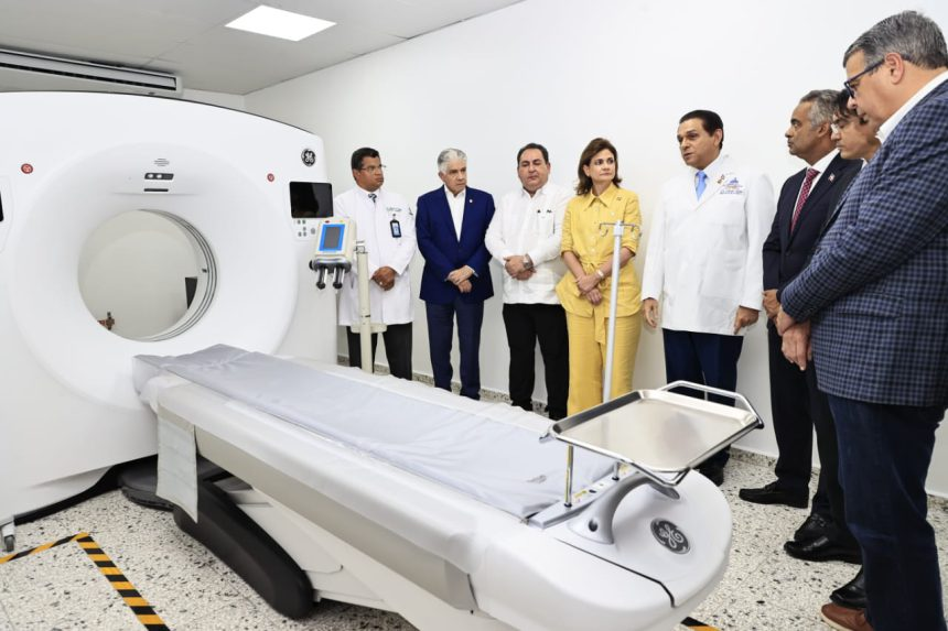 Lee más sobre el artículo Vicepresidenta Raquel Peña y autoridades de Salud entregan tomógrafo al Hospital Presidente Estrella Ureña de Santiago