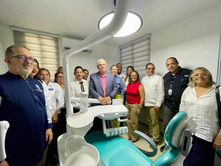 Lee más sobre el artículo Espaillat recibe dos unidades odontológicas y 20 pacientes son beneficiados con prótesis dentales