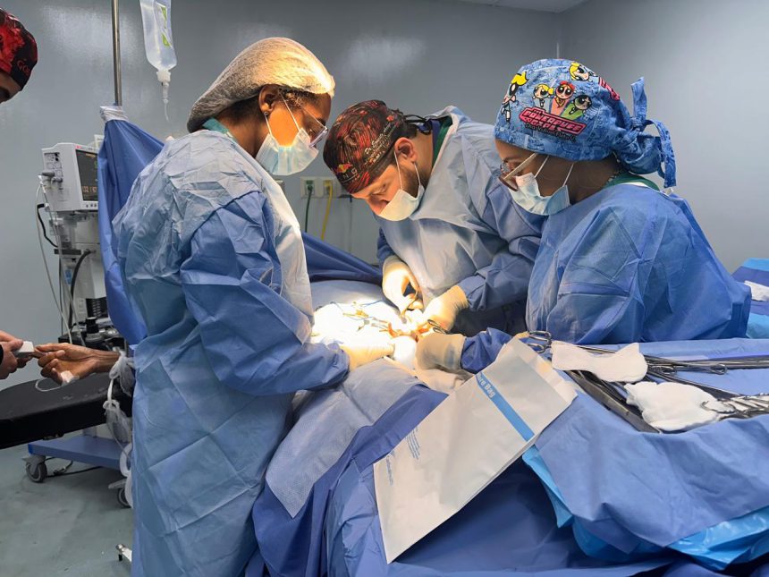 Lee más sobre el artículo Hospital Cabral y Báez realiza dos jornadas quirúrgicas simultánea