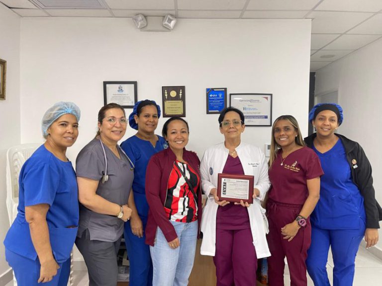 Lee más sobre el artículo Hospital Arturo Grullón recibe certificación de calidad Centro EVAT