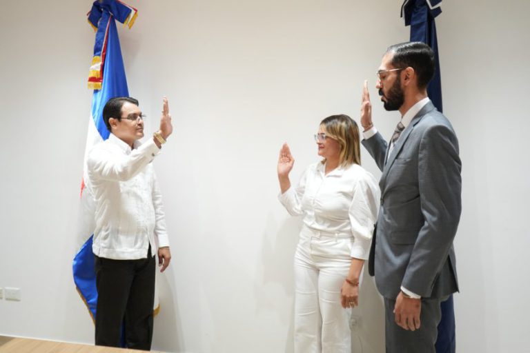 Lee más sobre el artículo Juramentan nuevos directores en dos hospitales del SRS Cibao Norte