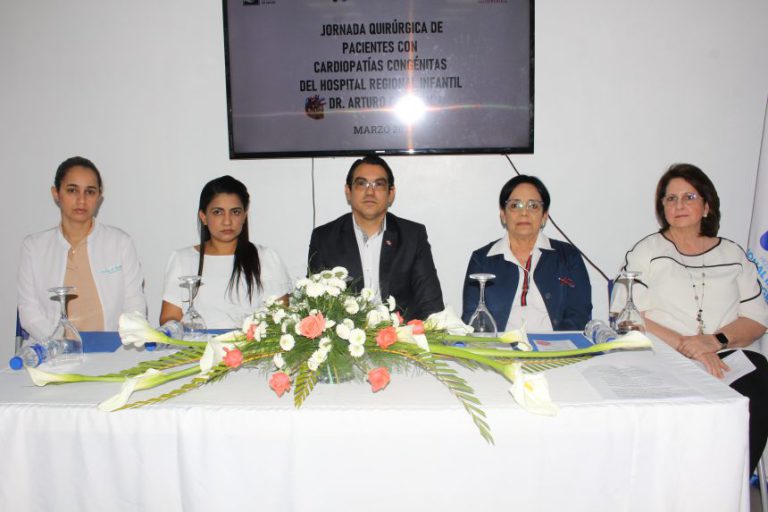 Lee más sobre el artículo Hospital Pediátrico Dr. Arturo Grullón beneficia 13 niños en jornada quirúrgica cardiovascular